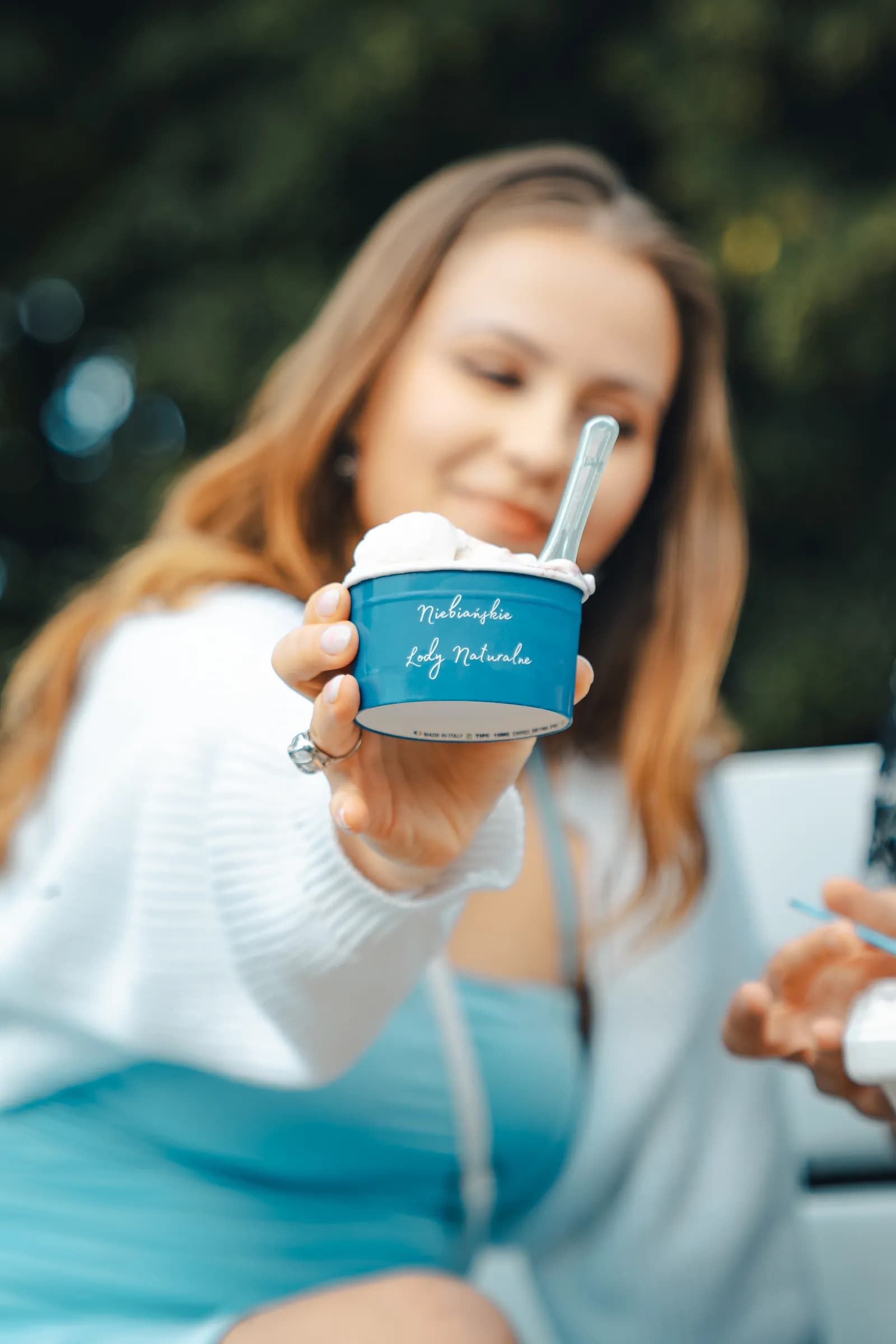 Kobieta trzymająca lody Niebiańskie